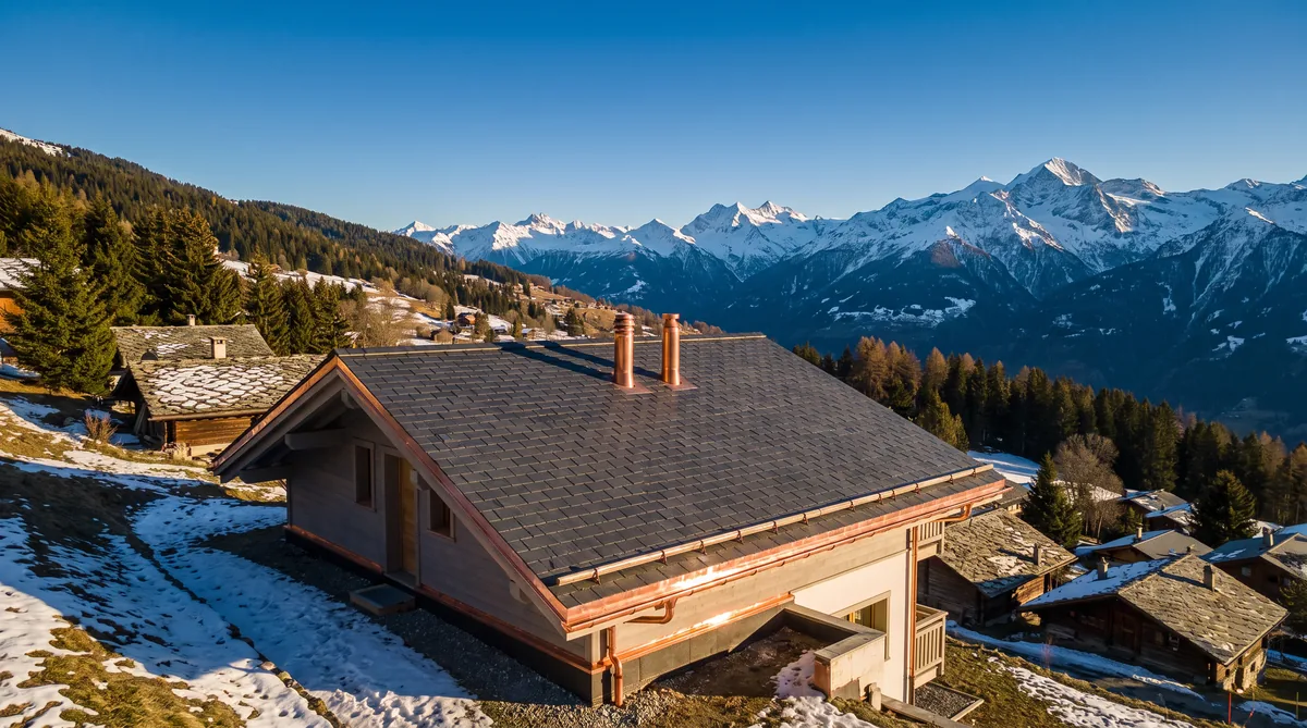 Toiture en ardoise rénovée sur un chalet valaisan